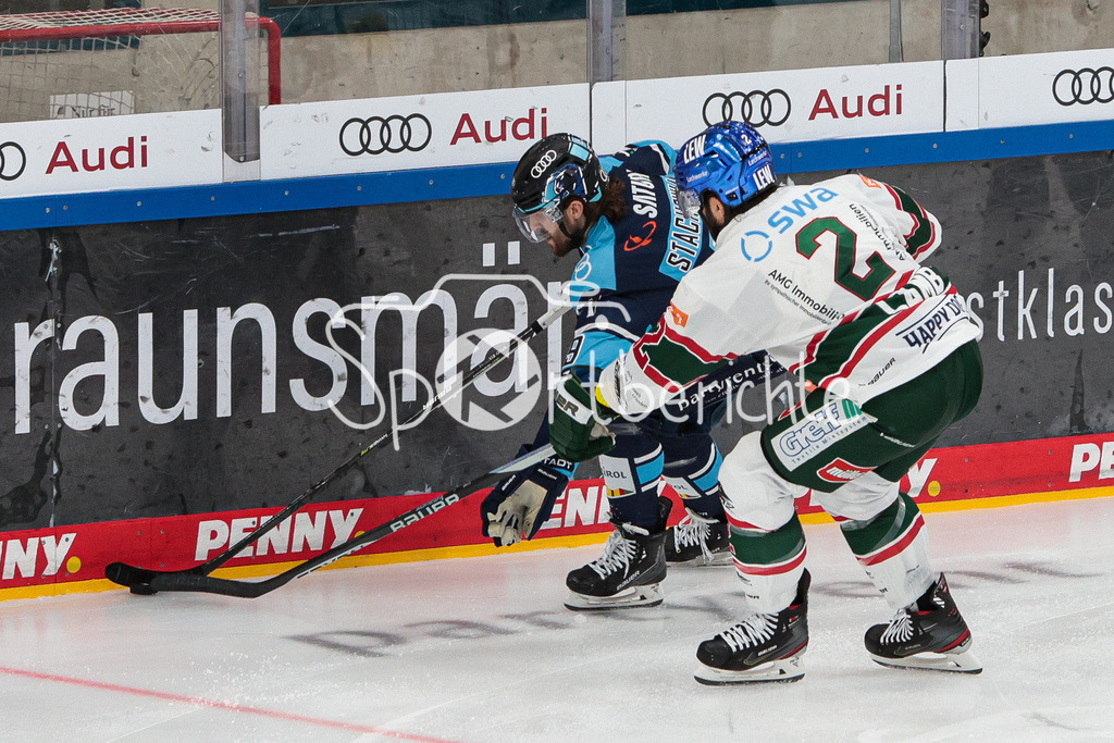 ERC Ingolstadt - Augsburger Panther  | Wojciech STACHOWIAK (ERC #19) im Duell mit Braden Lamb (AEV #2(
