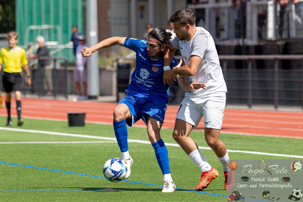 Testspiel: Spvgg. 03 Fechenheim - Türk Gücü Friedberg, 13.07.2024 | Abdul Baki Özisli (Türk Gücü Friedberg #30) & Giovanbattista Pedace (Spvgg. 03 Fechenheim #7) im Zweikampf um den Ball, Spvgg. 03 Fechenheim - Türk Gücü Friedberg, Frankfurt am Main, Sportanlage Birsteiner Straße, 13.7.2024 - Realisiert mit Pictrs.com