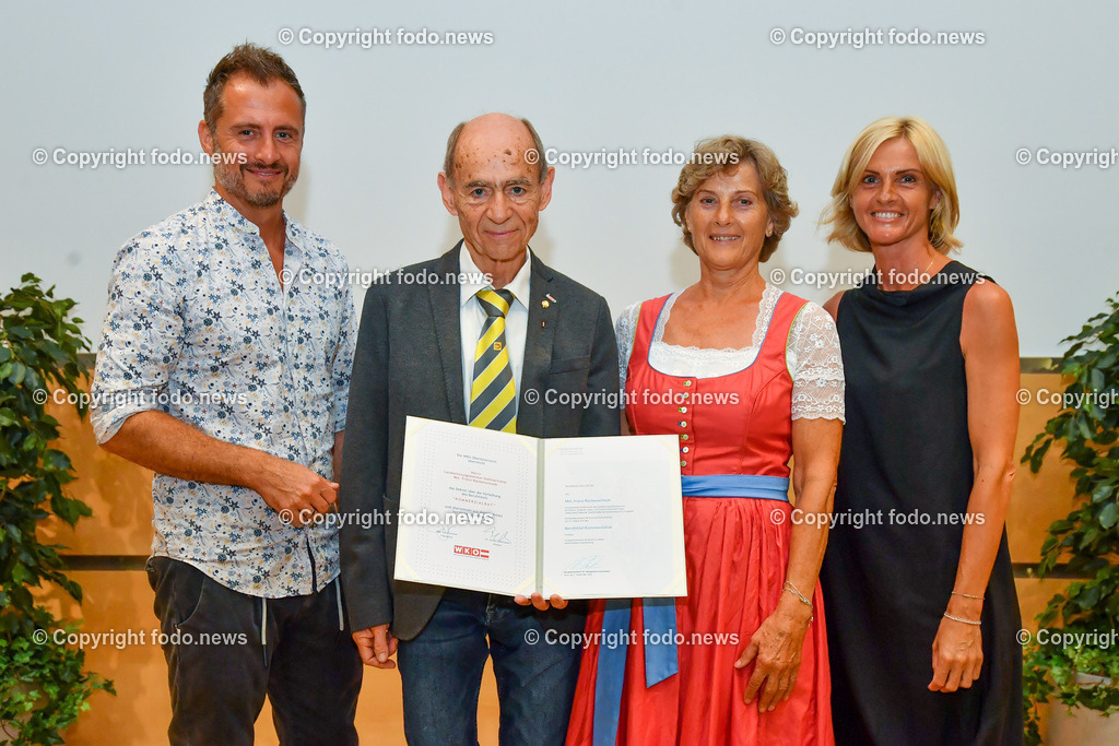 Kommerzialratsfeier_ WKO Linz_ 24.06.2022-30 | 24.06.2022, WKO Linz, AUT, WKO Oberoesterreich, Kommerzialratsfeier im Bild Ueberreichung der Urkunde zum Kommerzialrat
