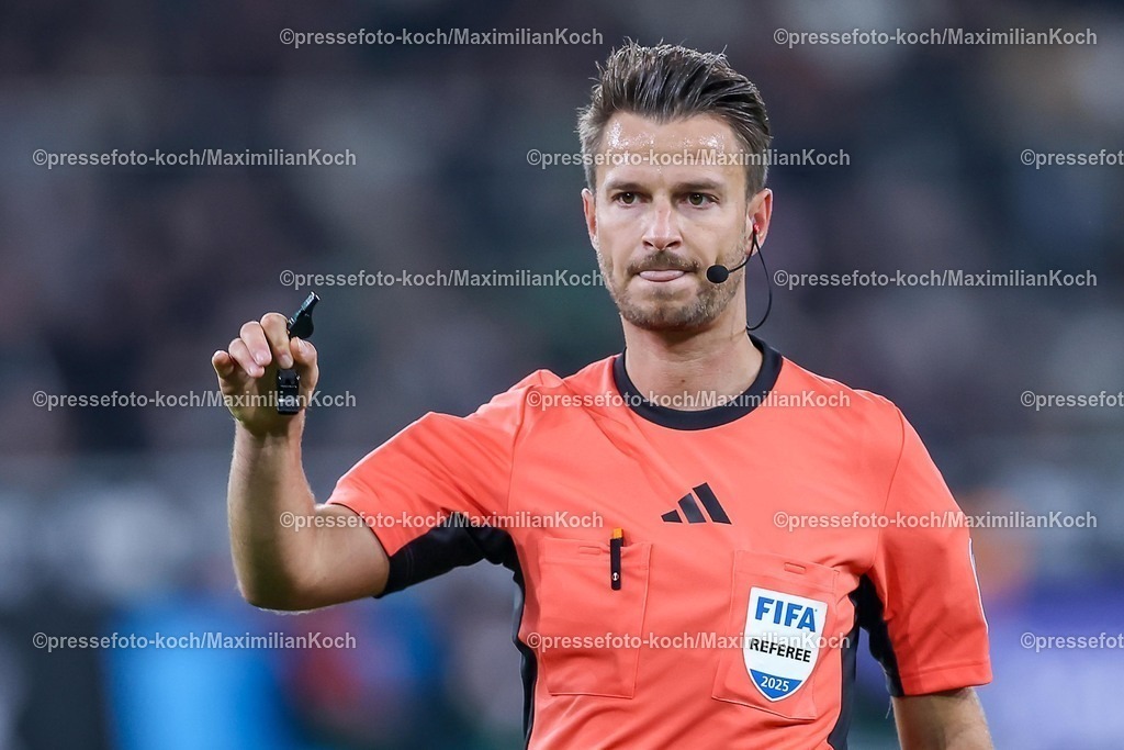 BMG05102501135 | 05.10.2025, Fußball, Borussia Mönchengladbach - SC Freiburg, 1. Fußball Bundesliga, Borussia-Park, Saison 2025 2026: Schiedsrichter Daniel Schlager DFB regulations prohibit any use of photographs as image sequences and or quasi-video.