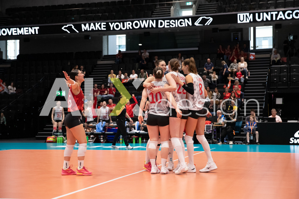 Georgia v Switzerland - CEV European League Women | KRIENS, SWITZERLAND - JUNE 12: Team of Switzerland celebrating during the CEV European League match between Georgia and Switzerland at Pilatus Arena on June 12, 2026 in Kriens, Switzerland. - Realisiert mit Pictrs.com