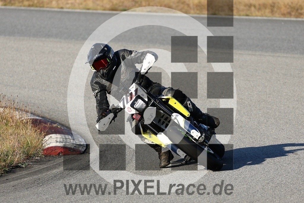 0701-20240921_12904 | Schöne Erinnerungen an spannende Momente - das festzuhalten ist unser Job. PIXELrace.de ist seit 2003 auf den Rennstrecken Europas unterwegs um die Action draußen beim Fahren und die wunderbare Stimmung imm Fahrerlager für euch einzufangen.
