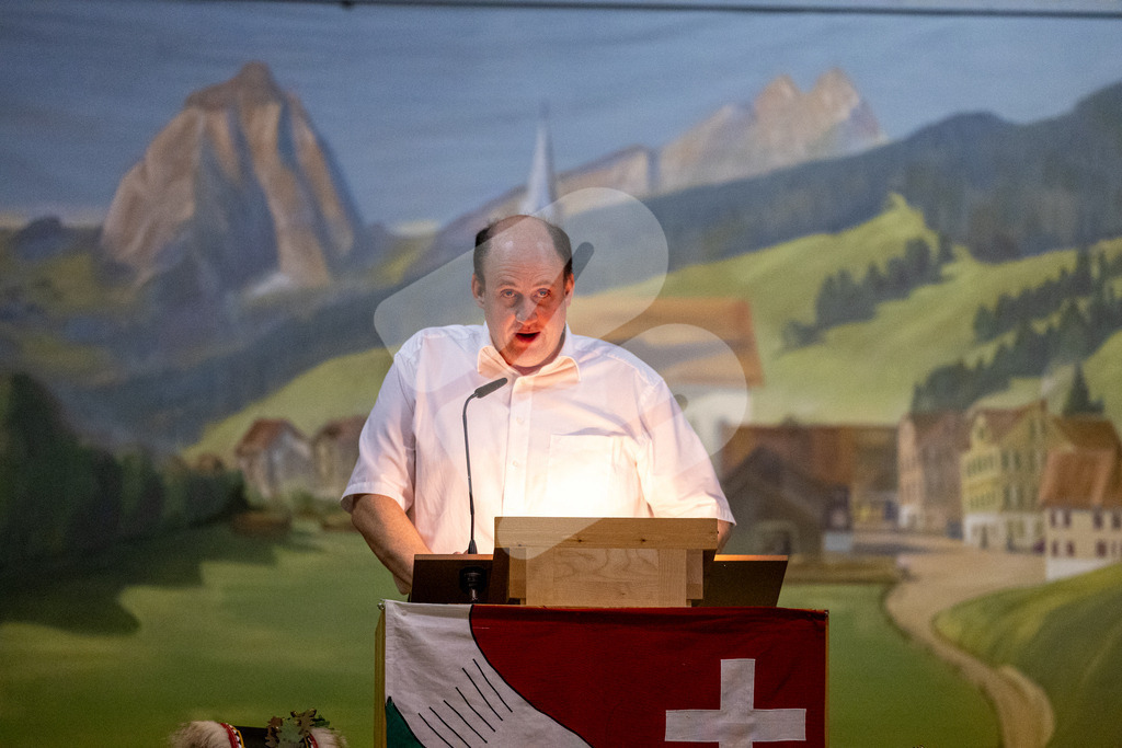 SKE100J_4726 | Die Schwinger des Schwyzer Kantonalen Schwingerverbandes: Fotos, die Dynamik und Leidenschaft festhalten, sowie emotionale Momente aus dem traditionellen Schwingsport zeigen. - Realisiert mit Pictrs.com