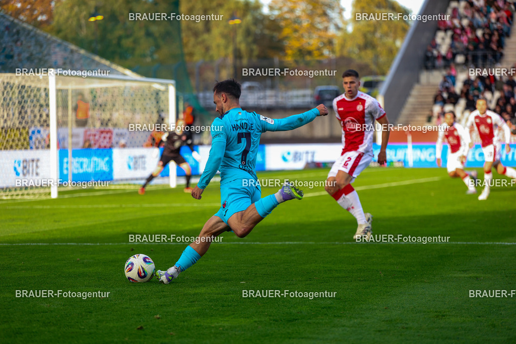 Rot-Weiss Essen - Viktoria Köln - 3.Liga | Essen, Deutschland, 18.10.2025 Simon Handle (Viktoria Köln)  Einzelaktion während des 3.Liga Spiels zwischen Rot-Weiss Essen- Viktoria Köln im Stadion an der Hafenstraße am 01.08.2025 in Essen. (Foto von Timo Bluhmki-Schmidt/ Brauer Fotoagentur
