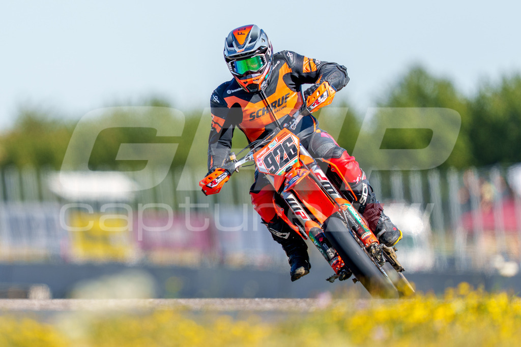 SuperMoto_Staatsmeisterschaft_Fuglau-natural-1006 | GRIPcapture steht für authentische Sportfotografie in Österreich – für Momente, die mehr sind als Geschwindigkeit oder Ergebnis. Es geht um Emotion, Spannung, Fokus und den Augenblick, der oft nur einen Wimpernschlag dauert.Ob Motorsport, Teamsport oder 