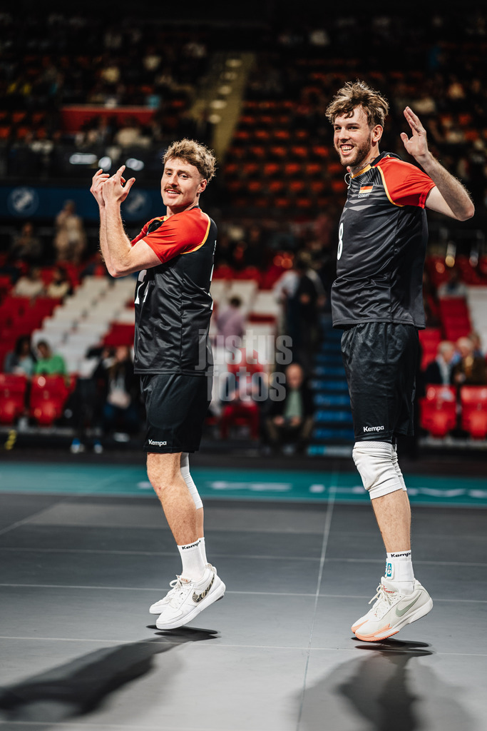 Volleyball | Männer | Testspiel | Deutschland vs. Italien | 26.05.2025 | v.l. Eric Burggräf (#24, Deutschland) und Filip John (#8, Deutschland) beim Aufwärmen
