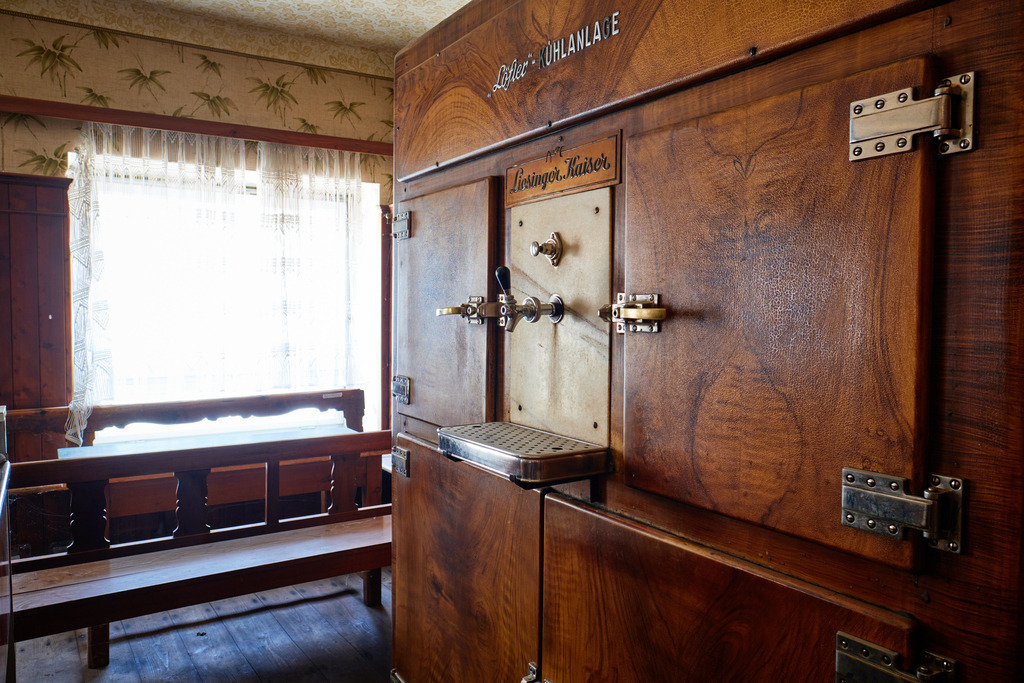 Innenraum einer leeren Gaststätte im Weinviertel | Austria - June 08, 2021: Innenraum einer leeren Gaststätte im Weinviertel - Realisiert mit Pictrs.com