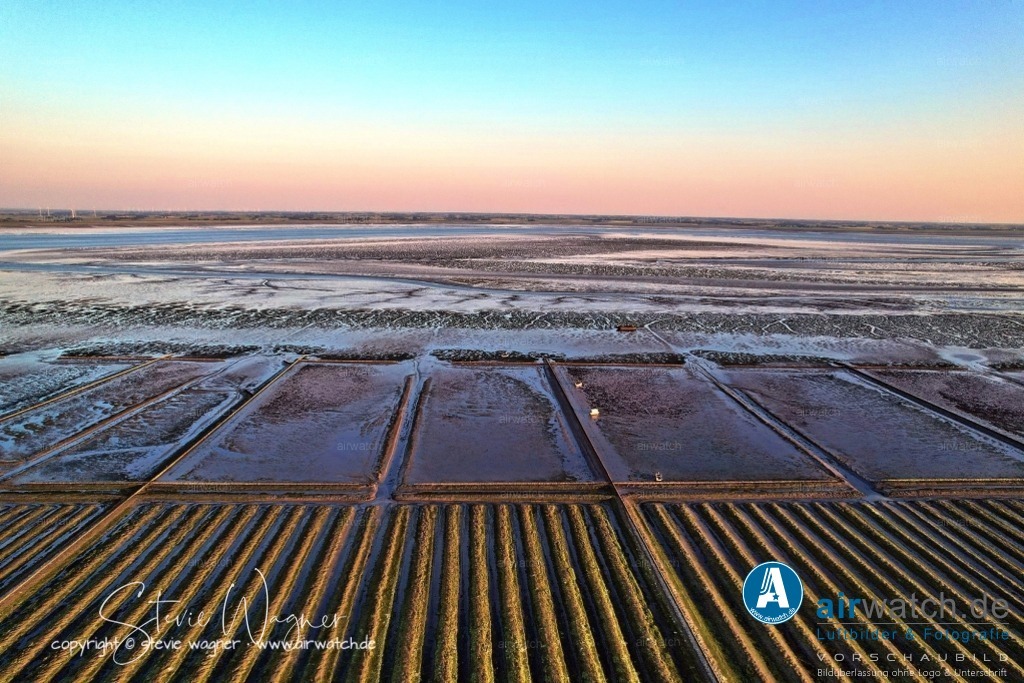 Luftbild Nordstrand, LangerDeich, Dreisprung, An de Wehl, Evensbüller Chaussee, Husumer Bucht | Luftbild Nordstrand, LangerDeich, Dreisprung, An de Wehl, Evensbüller Chaussee, Husumer Bucht - Nordstrand ist eine Halbinsel in Nordfriesland, Schleswig-Holstein, die durch umfangreiche Landgewinnung und Deichbau über Jahrhunderte entstanden und geprägt wurde. Die künstliche Gewinnung von Land aus dem Meer, insbesondere im Wattenmeer, spielte eine zentrale Rolle bei der Sicherung und Erweiterung der bewohnbaren Fläche an der Nordseeküste.