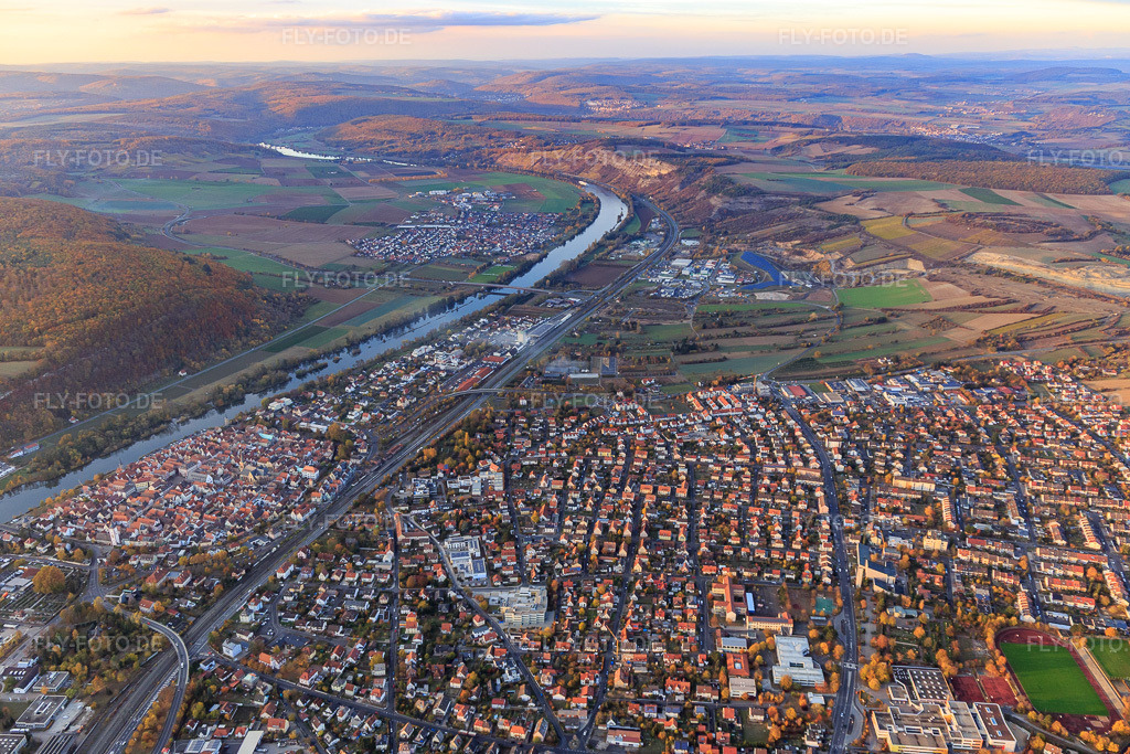 Luftbild: Ortsansicht aus Südosten am Mainufer in Karlstadt am Main im Bundesland Bayern in Deutschland.Foto: IMG_112423.jpg vom 02.11.2018 durch Werner Riehm/FLY-FOTO.deAuflösung des Originals: 5472 x 3648 px