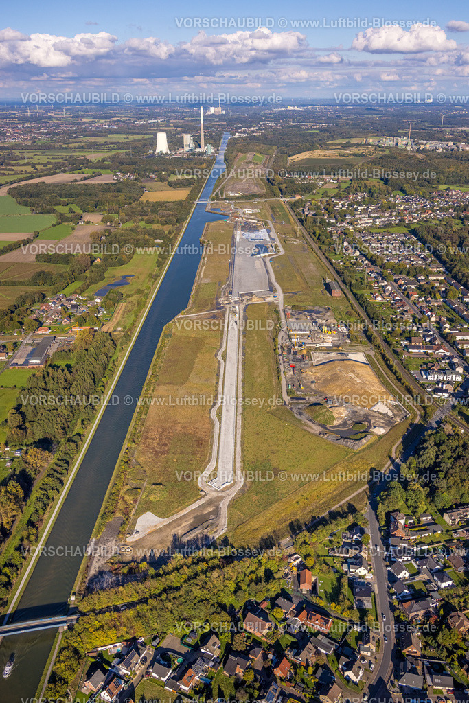 Bergkamen241006656 | Luftbild, Wasserstadt Aden am Datteln-Hamm-Kanal, Baugebiet für geplantes Stadtquartier auf dem Gelände der ehemaligen Zeche Haus Aden, hinten das Kraftwerk Bergkamen, Fernsicht und blauer Himmel mit Wolken, Oberaden, Bergkamen, Ruhrgebiet, Nordrhein-Westfalen, Deutschland