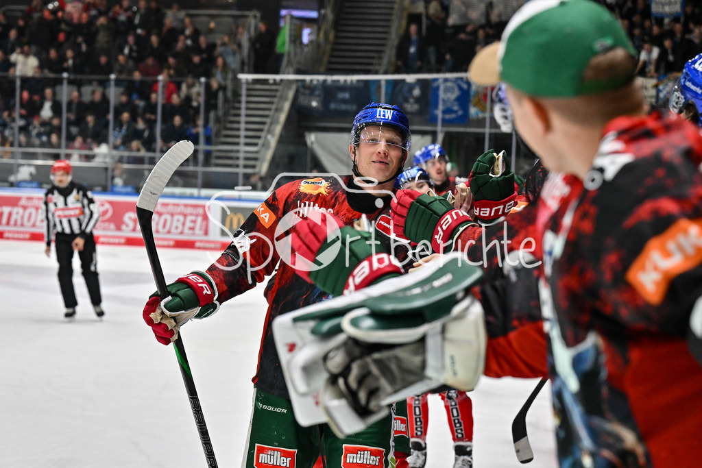 Augsburger Panther - Straubing Tigers | Jubel der Panther nach dem Treffer zum 2-0  durch Alexander OBLINGER (Augsburger Panther #50) / Torschuetze / Freude / Happy / Tor / DEL: Augsburger Panther - Straubing Tigers, Curt Frenzel Stadion am 29.11.2024