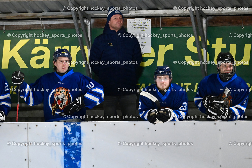 EC Tigers Paternion vs. EC Feld am See Ledenitzen | Spielerbank EC Tigers Paternion, #10 Ortner Philipp EC Tigers Paternion, #23 Wolf Marlon EC Tigers Paternion, Headcoach EC Tigers Paternion Hannes Schellander, EC Tigers Paternion vs. EC Feld am See Ledenitzen, EC Tigers Paternion vs. EC Feld am See Ledenitzen am 19.01.2025 in Villach (Eisplatz Paternion), Austria, (Photo by Bernd Stefan)