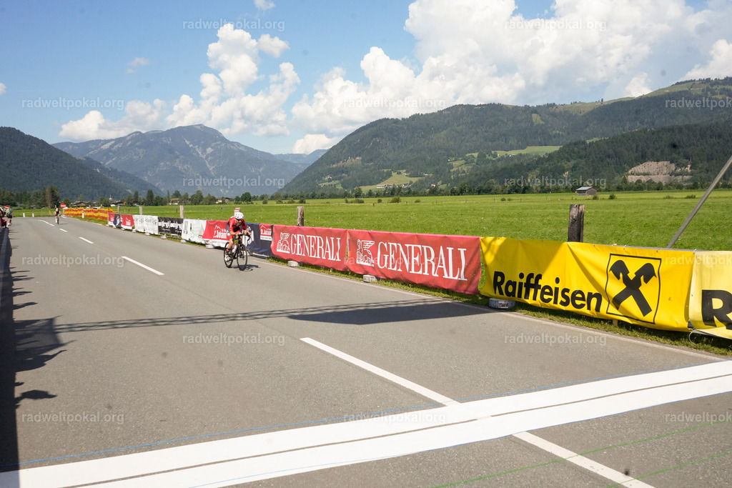 870_20230817_Bewerb_Maenner_Muehlanger | AUT - OESTERREICH, 2023-08-16: SPORT RENNRAD-FAHREN - 55. INTERNATIONALER RADWELTPOKAL IN ST. JOHANN IN TIROL  - Vintage-Radrennen mit WM-Bronze-Medaillen-Siegerin Christina Schweinberger, den Teilnehmer und Alexander Baumann (vom Orginastions-Team) - TAG 2 BEWERB MAENNER IN SECHS GRUPPEN  ; Foto: Roland Muehlanger