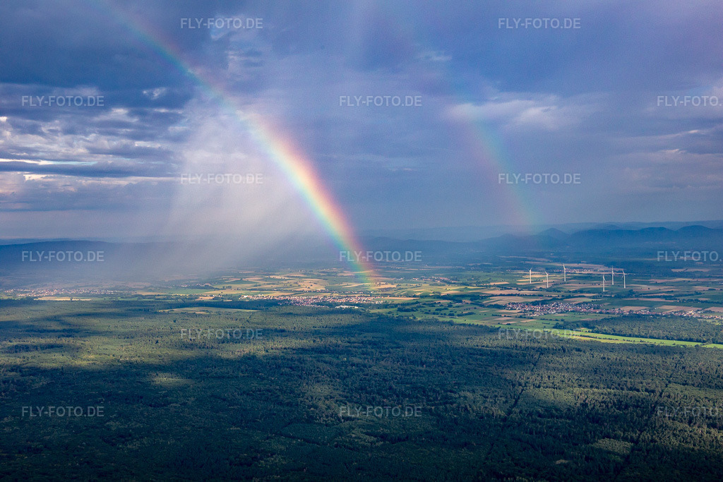 Luftbild: Regenbogen überm Bienwald im Ortsteil Schaidt in Wörth im Bundesland Rheinland-Pfalz in Deutschland. Foto: IMG_137757.jpg vom 12.08.2023 durch Werner Riehm/FLY-FOTO.de