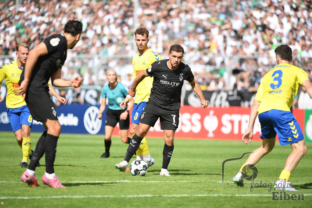 SV Atlas-Delmenhorst-Borussia Mönchengladbach | DFB-Pokal 1. Runde;SV Atlas Delmenhorst (gelb)-Borussia Mönchengladbach (schwarz) am 17.08.2025 in Oldenburg (Marschweg-Stadion), Photo: Philip Eiben 2025 - Realisiert mit Pictrs.com