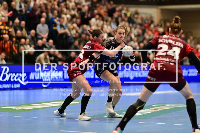 Handball I Frauen I Saison 2025-2026 I 1. HBF I 10. Spieltag I Buxtehuder SV - HSG Bensheim-Auerbach I 79922 | Lena Sophia Degenhardt (8, HSG Bensheim/Auerbach) Isabelle Dölle (11, Buxtehuder Sportverein) - Realisiert mit Pictrs.com