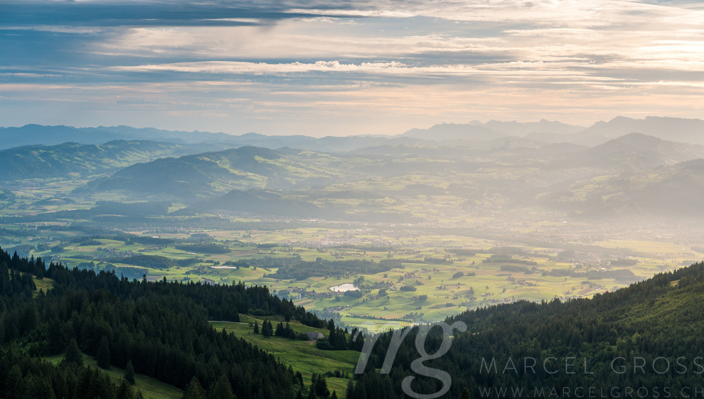 Aussicht übers Gürbetal und Stockental  an einem Sommermorgen | Die ideale Geschenkidee für Naturliebhaber. Naturbilder von Marcel Gross Photography für ihr Zuhause in den verschiedensten Formaten und Materialien. - Realisiert mit Pictrs.com