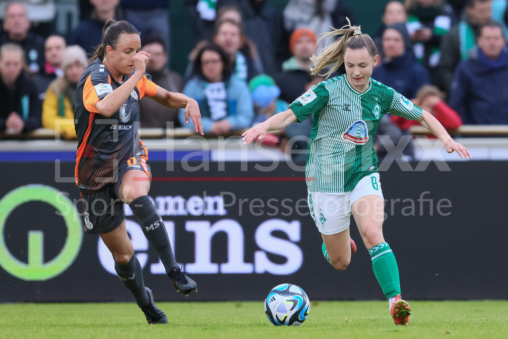 Fussball, Google Pixel Frauen-Bundesliga, SV Werder Bremen - MSV Duisburg | v.li.: Taryn Ries (MSV Duisburg, 9) und Michelle Weiß (SV Werder Bremen, 8) im Zweikampf, Duell, Dynamik, Aktion, Action, Spielszene, DIE DFB-RICHTLINIEN UNTERSAGEN JEGLICHE NUTZUNG VON FOTOS ALS SEQUENZBILDER UND/ODER VIDEOÄHNLICHE FOTOSTRECKEN. DFB REGULATIONS PROHIBIT ANY USE OF PHOTOGRAPHS AS IMAGE SEQUENCES AND/OR QUASI-VIDEO.