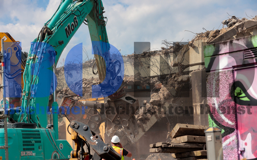 Abriss der Schlachthofbruecke A40 {date} -  | {headline}(Foto: Sebastian Sendlak / BOND) - Realisiert mit Pictrs.com