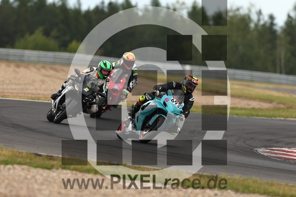 0693-20250728_02062 | Schöne Erinnerungen an spannende Momente - das festzuhalten ist unser Job. PIXELrace.de ist seit 2003 auf den Rennstrecken Europas unterwegs um die Action draußen beim Fahren und die wunderbare Stimmung imm Fahrerlager für euch einzufangen.