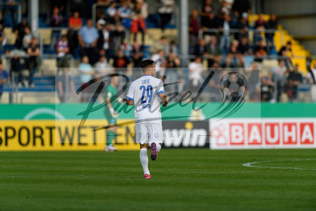 LOTKSC20210809_129 | Fussball, Herren:   beim Spiel der 1. Runde im DFB-Pokal zwischen SF Lotte und Karlsruher SC im Stadion am Lotter Kreuz am 09.08.2021 in Lotte, Deutschland.DFB / DFL REGULATIONS PROHIBIT ANY USE OF PHOTOGRAPHS AS IMAGE SEQUENCES AND/OR QUASI-VIDEO. - Realisiert mit Pictrs.com