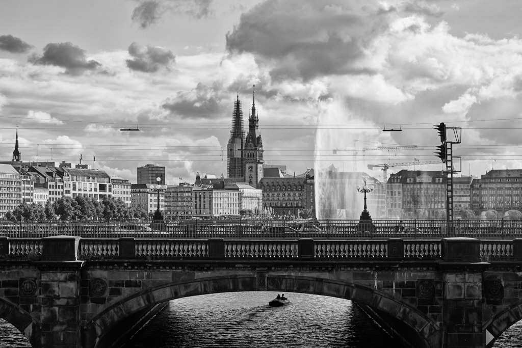 hamburg bilder leinwand acrylglas blick auf die lombardsbrücke und binnenalster in schwarzweiss | Kaufen Sie Hamburg Bilder und Hamburg Fotos auf Leinwand, Acrylglas, Alu-Dibond, oder als Poster in Hamburgs großer Onlinegalerie. Elbphilharmonie Bilder, Hamburger Hafen, Speicherstadt, Alster und viel mehr.