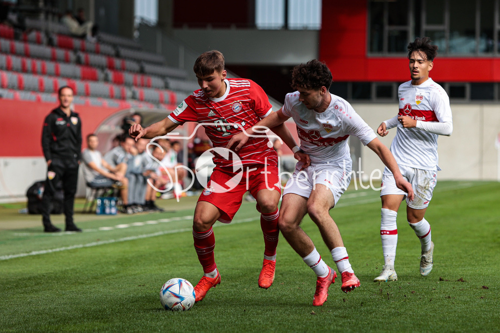 FC Bayern Muenchen U19 - VfB Stuttgart U19 | Max SCHOLZE (FCB #11) im Duell mit Mehme Ali SAHIN (VFb #11)