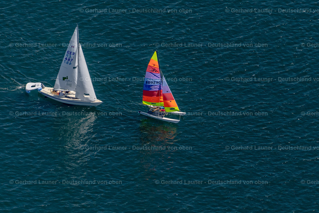 4031365 | STARNBERGER SEE 12.06.2020 Sportboot- Segelschiff mit weißen Seggeln auf dem Fahrt auf dem Starnberger See im Bundesland Bayern, Deutschland. // Sports boat sailing ship with white sails on the journey on Lake Starnberg in the state Bavaria, Germany. Foto: Gerhard Launer