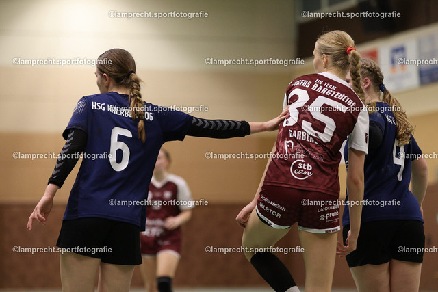 Handball I Juniorinnen I Saison 2026-2027 I Oberliga Schleswig-Holstein I 3. Spieltag I HSG Kalkberg 06 - TSV Bargteheide 132 | v.l. Mieke Thies (6, HSG Kalkberg 06), Mina Lilian Garbers (85, TSV Bargteheide), Ida Marit Zickermann (9, HSG Kalkberg 06) - Realisiert mit Pictrs.com