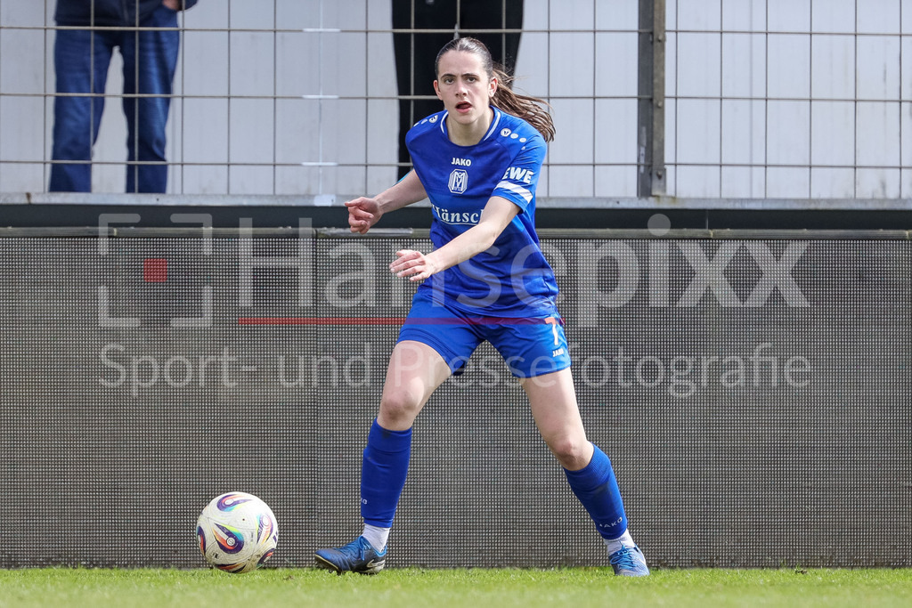 Fussball, 2. Frauen-Bundesliga, SV Meppen - SC Sand | Marie Bleil (SV Meppen, 7) am Ball, Freisteller, Einzelbild, Ganzkörper, Aktion, Action, Spielszene, DIE DFB-RICHTLINIEN UNTERSAGEN JEGLICHE NUTZUNG VON FOTOS ALS SEQUENZBILDER UND/ODER VIDEOÄHNLICHE FOTOSTRECKEN. DFB REGULATIONS PROHIBIT ANY USE OF PHOTOGRAPHS AS IMAGE SEQUENCES AND/OR QUASI-VIDEO.