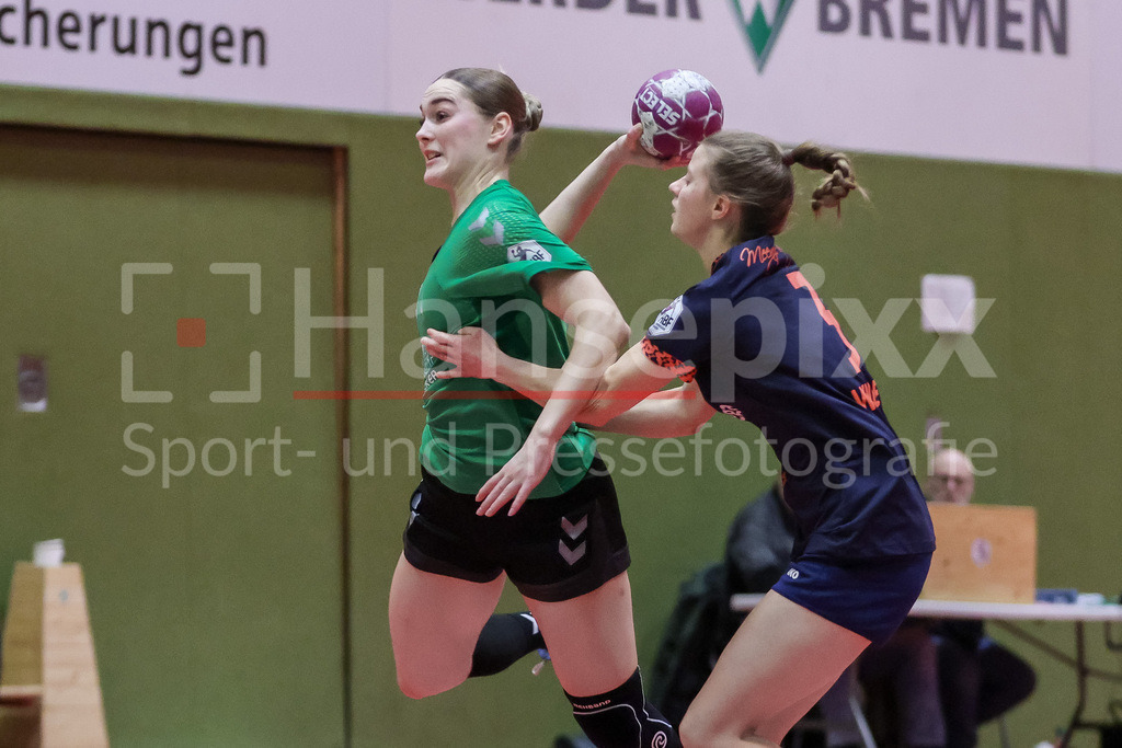 Handball, 2. Bundesliga Frauen, SV Werder Bremen - 1. FSV Mainz 05 | v.li.: Luca Schumacher (SV Werder Bremen, 9) am Ball, Spielszene, Aktion, Action, Anna Weidle (1. FSV Mainz 05, 3)