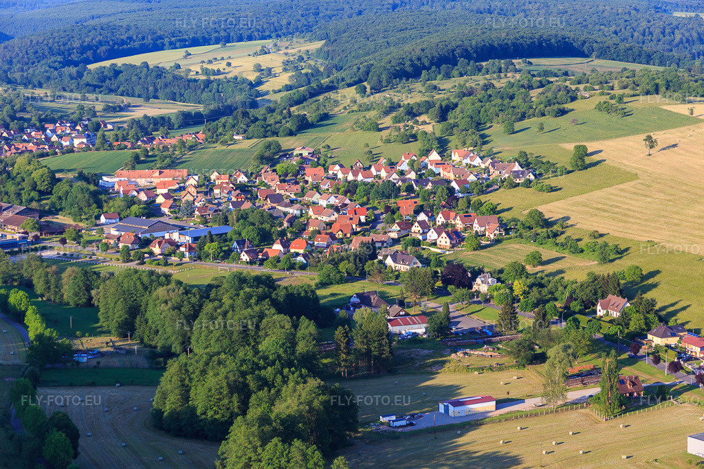 Vue aérienne: Vue de la ville depuis le sud-ouest à Lembach dans le département Bas Rhin, France.Photo: IMG_080248.jpg prise le 05/06/2015 par Werner Riehm/FLY-FOTO.euRésolution de l'original: 5472 x 3648 px