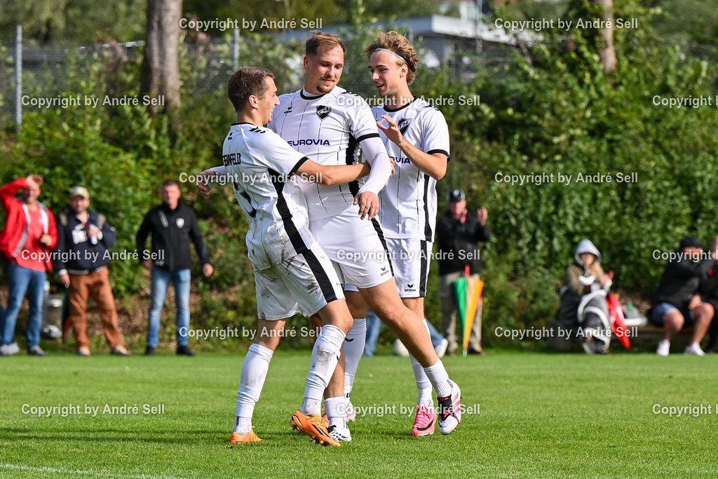 TS Einfeld vs SVE Comet Kiel | Jubel beim Torschützen zum 4-3 Brian Casper (Einfeld #3) mit Björn Ole Steinmetz (Einfeld #16) &amp; Nicklas Schönke (Einfeld #20) / Fußball-Verbandsliga Ost Männer 2026/2027 / TS Einfeld vs SVE Comet Kiel / C-Platz TSE / Neumünster / 05.09.26 - Realisiert mit Pictrs.com