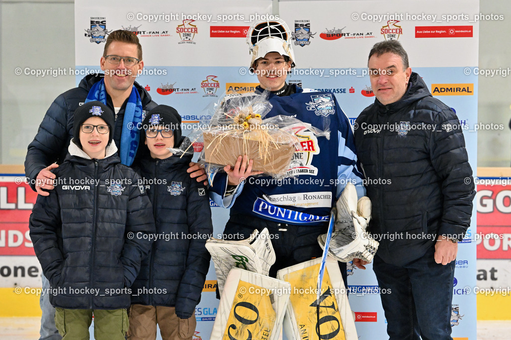 ESC Steindorf vs. EC Hornets Spittal 25.2.2024 | Spieler des Abends, #31 Steiner Paul ESC Steindorf, Thomas Freunschlag, Obmann ESC Steindorf Tschernutter Hans, ESC Steindorf vs. EC Hornets Spittal 25.2.2024, ESC Steindorf vs. EC Hornets Spittal 25.2.2024 am 25.02.2024 in Steindorf (Ossiachersee Halle), Austria, (Photo by Bernd Stefan)