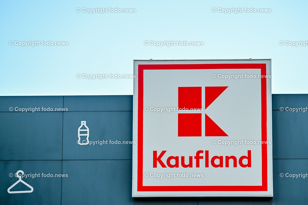 Kaufland_ Lebensmittel_ 28.12.2024-10 | 28.12.2024, Povazska Bystrica, SVK, Kaufland, Lebensmittel, im Bild Kaufland, Lebensmittel, Lebensmittelmarkt, einkaufen, Schild, Leuchtreklame, Werbung, Symbolbild, Feature