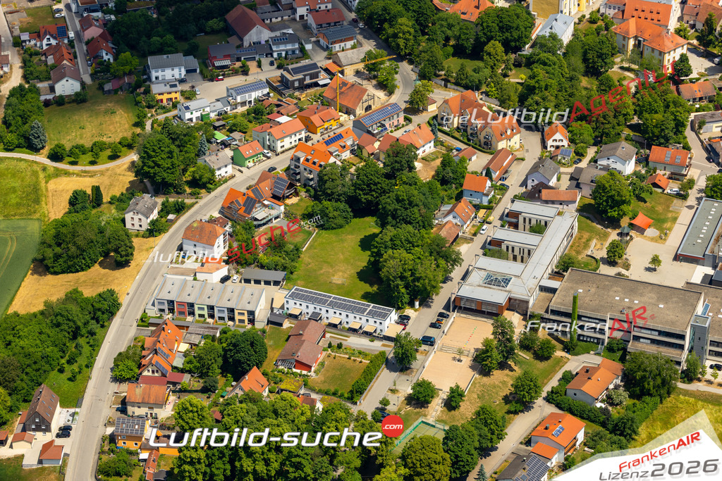 Das Luftbild zeigt :  Hemau - Die Luftaufnahme wurde 2023 vom UL-Flugzeug aus erstellt ( keine Drohne ) - Hochauflösende Luftaufnahme - Für grossformatige Ausdrucke geeignet. Die Geschenkidee !Mit Lizenz und Bildrechte bestellbar
