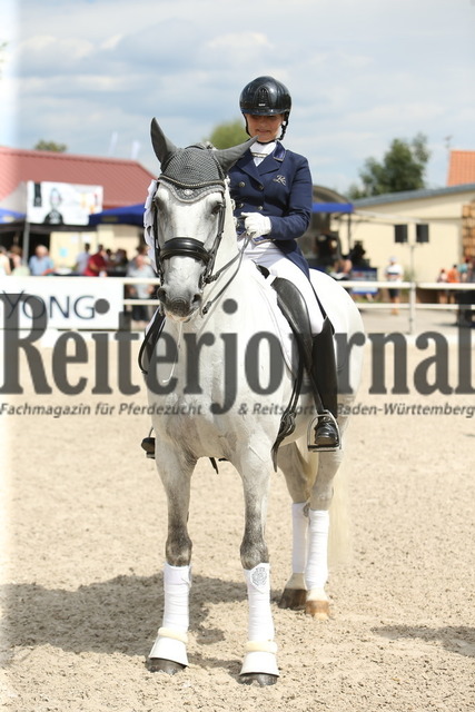 Birkhof_2022_Prfg_Nr_07_Louisdor-Preis_Siegerehrung_Prüfung _Nr.07_ (31) | Alle Fotos der Reiterjournal Fotografin Doris Matthaes im Reiterjournal Online-Fotoshop. - Realisiert mit Pictrs.com