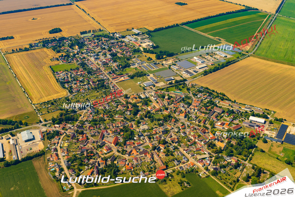 Neue Luftbildaufnahme der Stadt Barnstädt - Das Luftbild wurde 2025 vom UL-Flugzeug heraus erstellt ( keine Drohnenaufnahme ) - Hochauflösende Luftaufnahme - für Wandbilder und großformatige Ausdrucke geeignet. Das besondere Geschenk!Hier alle&nbsp;Infos zur Lizenzierung der LuftaufnahmeWir fliegen auch dieses Jahr wieder in Ihre Region um Luftbilder zu erstellen.- Luftbild anfragen