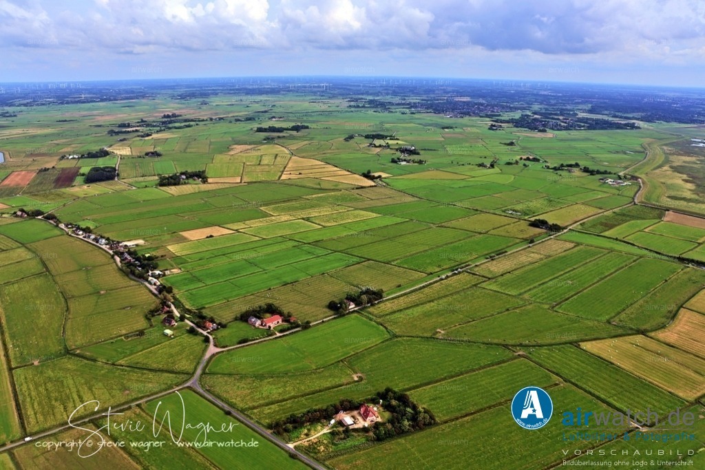Luftbilder Hattstedtermarsch | Für Urlauber gibt es eine Vielzahl von Ferienwohnungen und Hotels in und um Hattstedtermarsch, die verschiedene Annehmlichkeiten bieten, wie z. B. Einkaufsmöglichkeiten, Badestellen und Ausflugsziele.