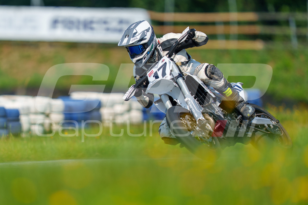 G-Cup + Supermoto Staatsmeisterschaft + Hungarian Supermoto Championship | GRIPcapture steht für authentische Sportfotografie in Österreich – für Momente, die mehr sind als Geschwindigkeit oder Ergebnis. Es geht um Emotion, Spannung, Fokus und den Augenblick, der oft nur einen Wimpernschlag dauert.Ob Motorsport, Teamsport oder 