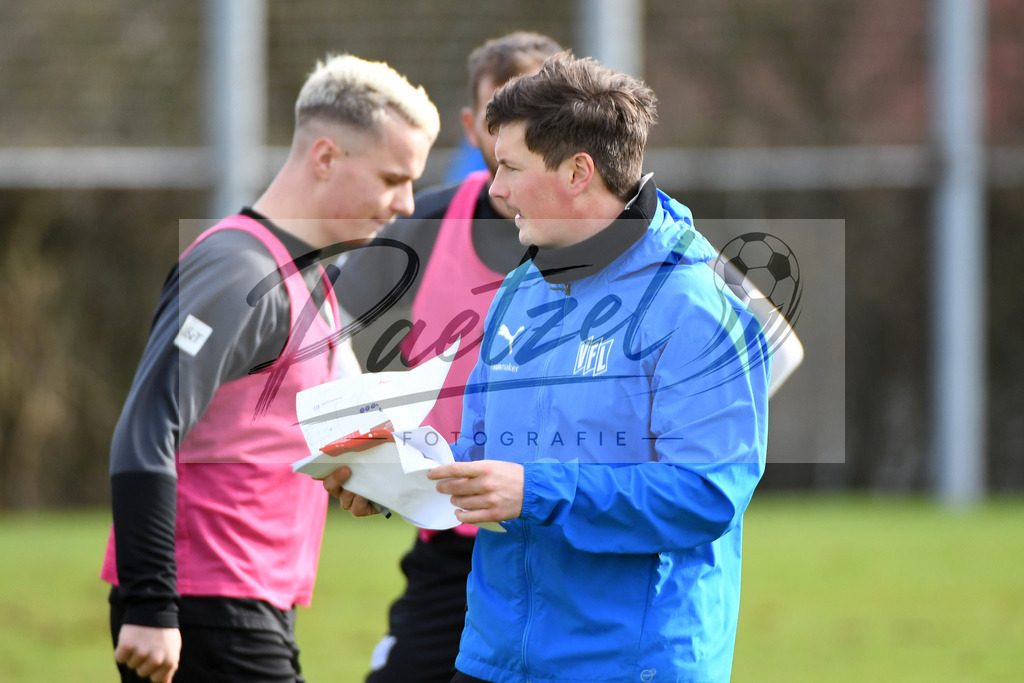 20200229_TRAOSN_0017 | Fussball, Herren: Co-Trainer Merlin Polzin (VfL Osnabrueck) schaut waehrend der Trainingseinheit des VfL Osnabrueck im Sportpark Illoshoehe am 29.02.2020 in Osnabrueck, Deutschland. - Realisiert mit Pictrs.com