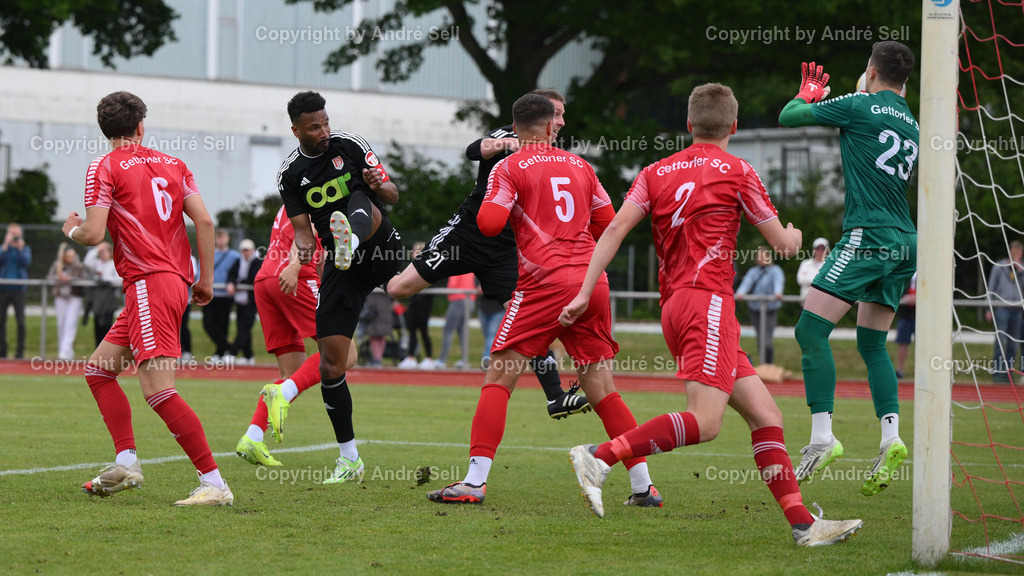 Gettorfer SC vs MTV Dänischenhagen | Stephan Wendt (Dänischenhagen #10) &amp; Marc Petersen (Dänischenhagen #21 köpft hier das 0-1) / Henrik Holz (Gettorf #23) kann den Ball nicht abwehren / Fußball-Verbandsliga Ost Männer 2024/2025 / Gettorfer SC vs MTV Dänischenhagen / Sportpark 1 / Gettorf / 24.05.25 - Realisiert mit Pictrs.com