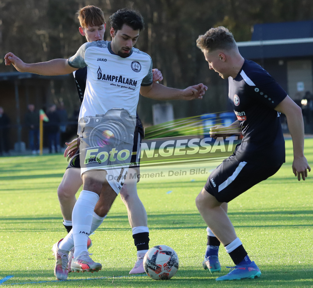 VfL Holsen - Bünder SV | Auf dem Bild zu sehen: Schwarz VfL Holsen v.l.: Jendrik Josef Schwarz, Simon Petring ; weiß Bünder SV: Batuhan KaymakVfL Holsen, Bünder SV, Saison 25/26, Kreisliga A, Deutschland - Realisiert mit Pictrs.com
