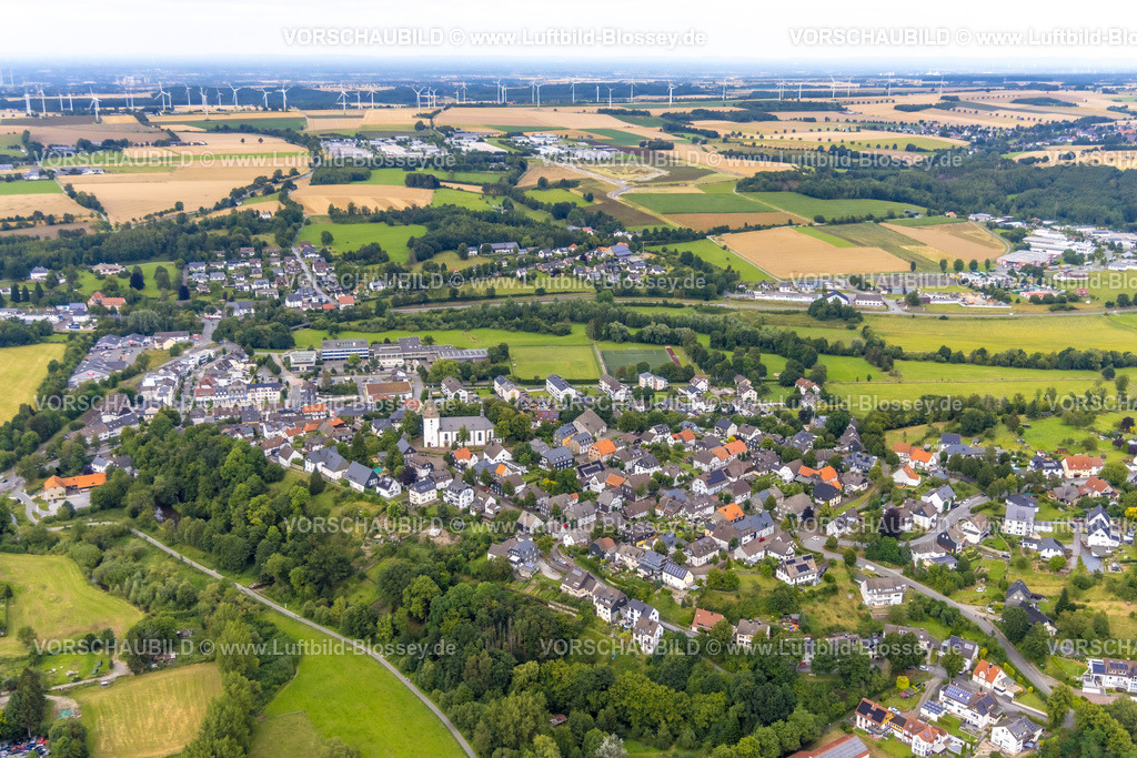 Warstein240713688Belecke | Luftbild, kath. St. Pankratius Kirche mit Ortsansicht und Windräder Windpark, Belecke, Warstein, Sauerland, Nordrhein-Westfalen, Deutschland