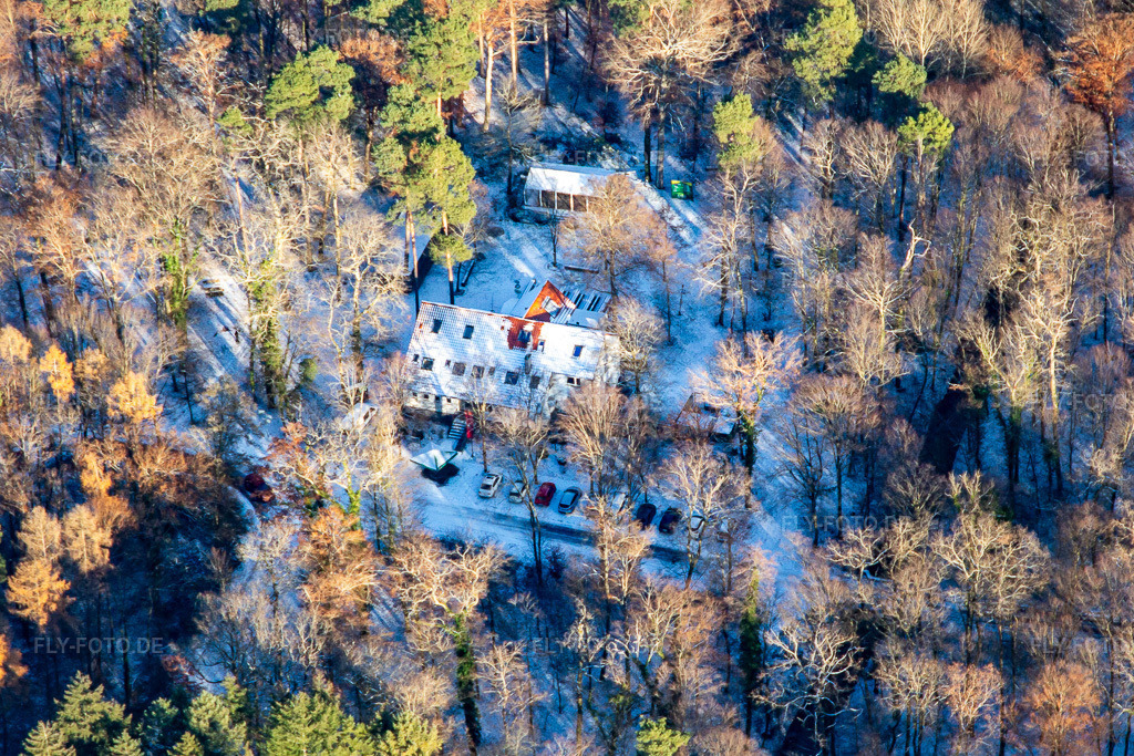 Luftbild: Naturfreundehaus Bienwald im Winter bei Schnee in Kandel im Bundesland Rheinland-Pfalz in Deutschland. Foto: IMG_135665.jpg vom 16.12.2022 durch Werner Riehm/FLY-FOTO.de