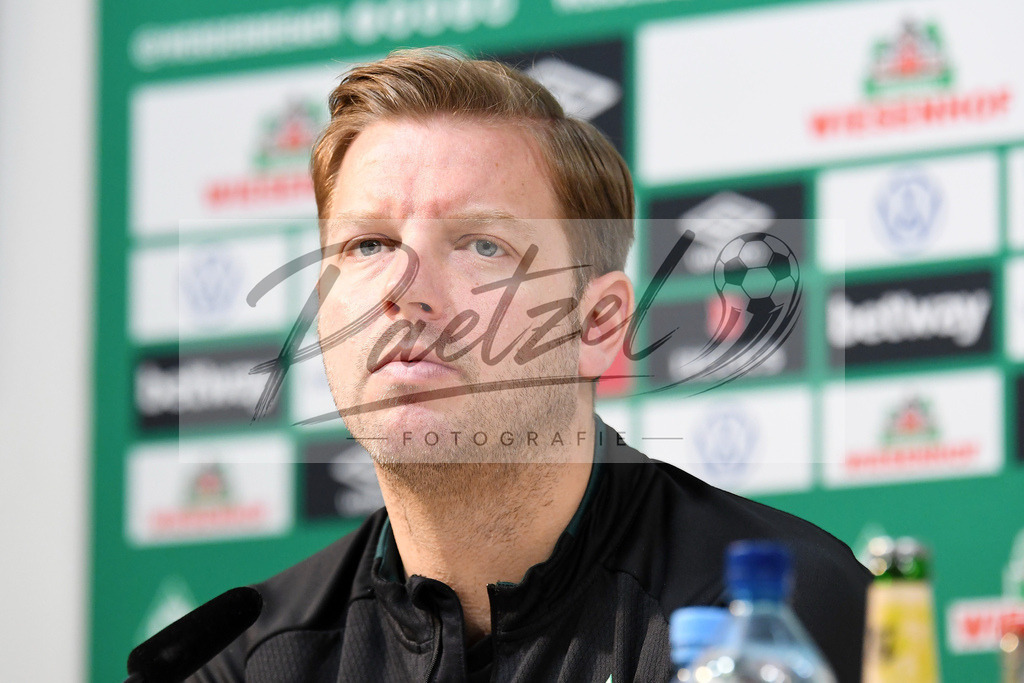 20200303_PKWBRE_0034 | Fussball, Herren: Trainer Florian Kohfeldt (SV Werder Bremen) schaut waehrend der Pressekonferenz des SV Werder Bremen im Presseraum des wohninvest Weserstadion am 03.03.2020 in Bremen, Deutschland. - Realisiert mit Pictrs.com