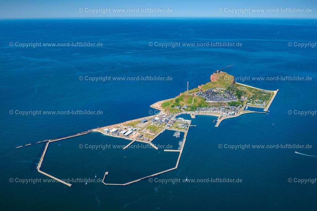 Helgoland_ELS_0021130822 | HELGOLAND 13.08.2022 Die Insel Helgoland in der Nordsee mit dem Hafengelände auf Helgoland im Bundesland Schleswig-Holstein. Weiterführende Informationen bei: Helgoland Tourismus-Service. // The island of Helgoland in the North Sea to the port area on Helgoland in Schleswig-Holstein. Further information at: Helgoland Tourismus-Service. Foto: Martin Elsen