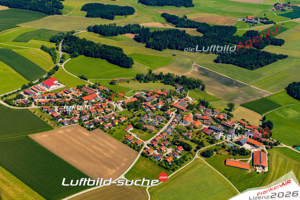 Schrägluftbild  Berganger  Baiern - Das Luftbild wurde 2025 vom UL-Flugzeug heraus erstellt ( keine Drohne ) - Hochauflösende Luftaufnahme -Nicht vergleichbar mit Google Maps oder Satelittenbilder- Die Geschenkidee !Mit Lizenz und Bildrechte bestellbar