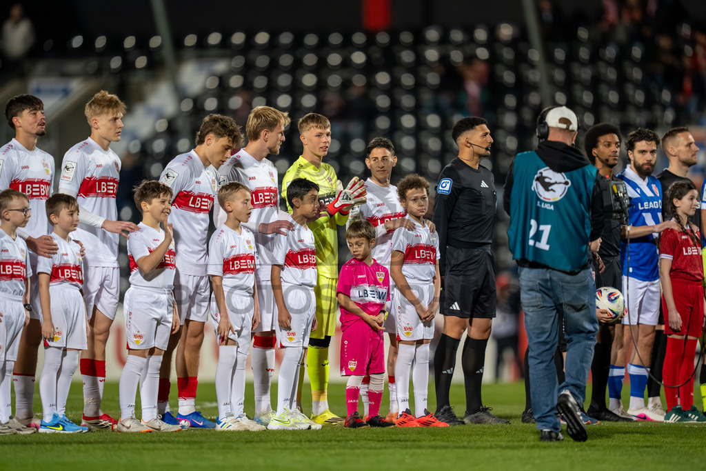 VfB Stuttgart II vs. FC Energie Cottbus, Fussball, 3.Liga, 27. Spieltag, Saison 2025/2026, 03.03.2026 | Einlaufen,VfB Stuttgart II vs. FC Energie Cottbus, Fussball, 3.Liga, 27. Spieltag, Saison 2025/2026, 03.03.2026Foto: photosbyphips/Philip Ziegler