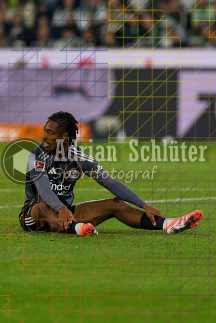 Borussia Mönchengladbach vs Eintracht Frankfurt - Bundesliga  | Mönchengladbach, Deutschland, 27.09.25:   Elye Wahi (Eintracht Frankfurt) schaut waehrend des Spiels der Bundesliga zwischen Borussia Mönchengladbach vs Eintracht Frankfurt im Stadion im Borussia Park(Foto von Brauer-Fotoagentur / Adrian Schlueter)